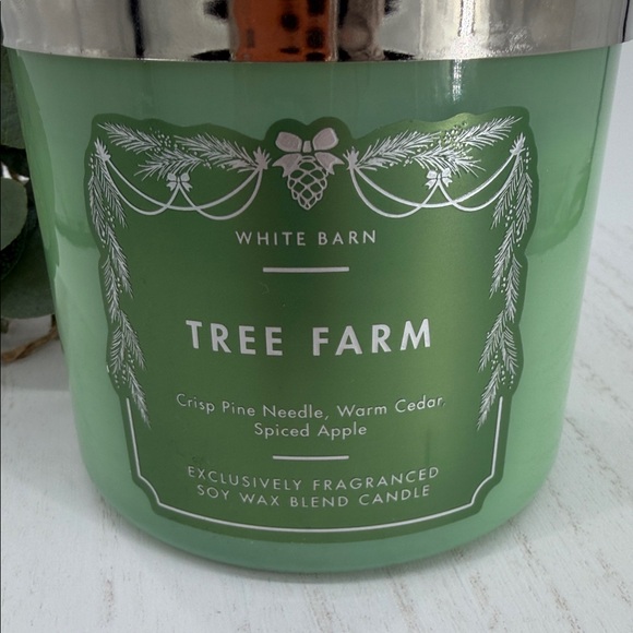 White Barn Tree Farm 3 Wick Candle - Picture 2 of 4